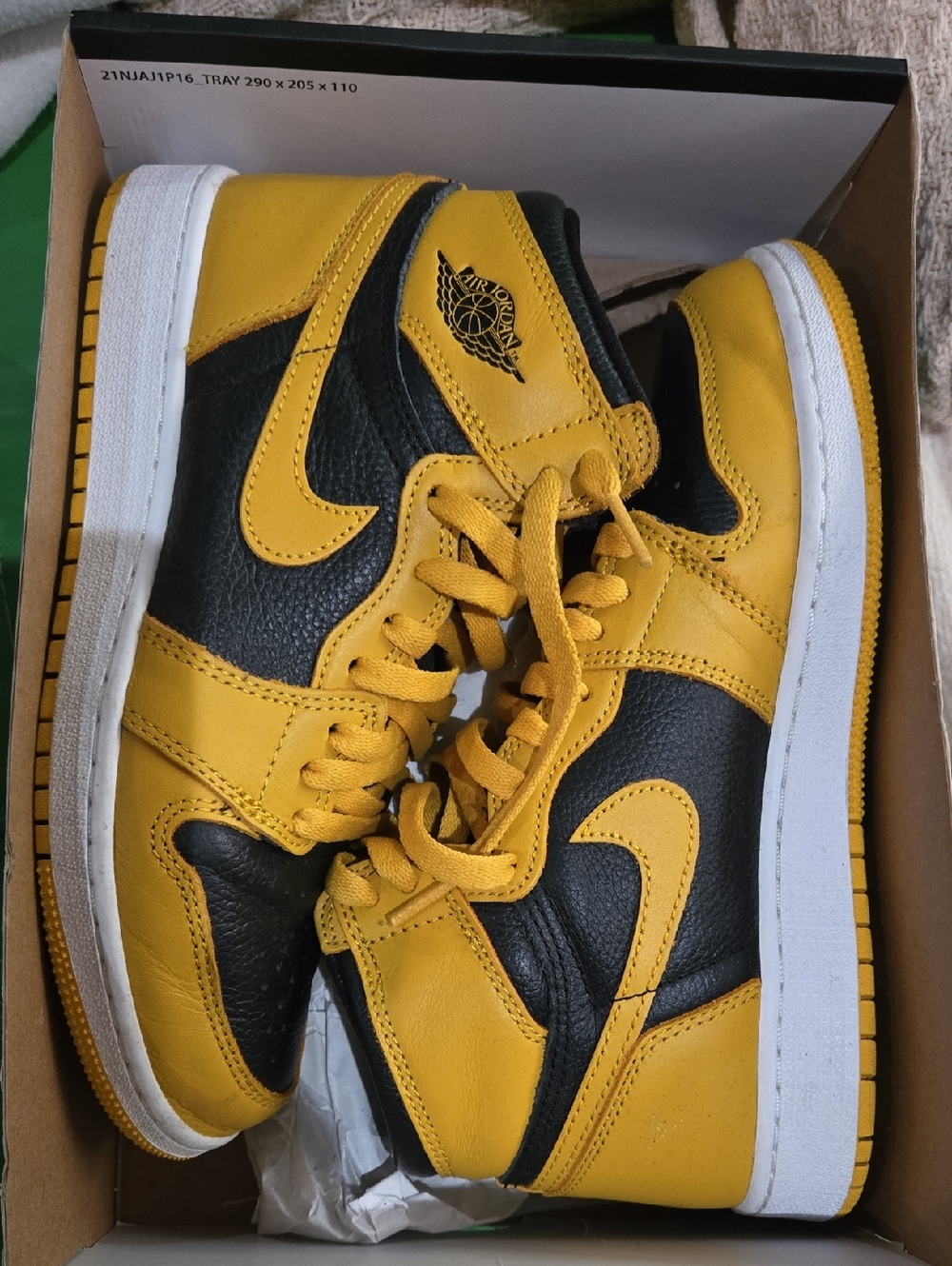 Nike Air Jordan 1 - Yellow & Black